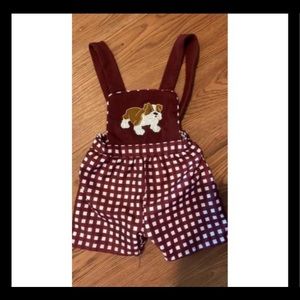 Size 3/6 months, runs a little large. Bulldog on it. Mississippi State